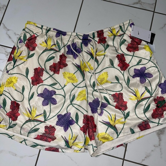 NIKE GIANNIS Reverse-able ISSUE BASKETBALL SHORTS in PALE IVORY/MALACHITE - Picture 7 of 15